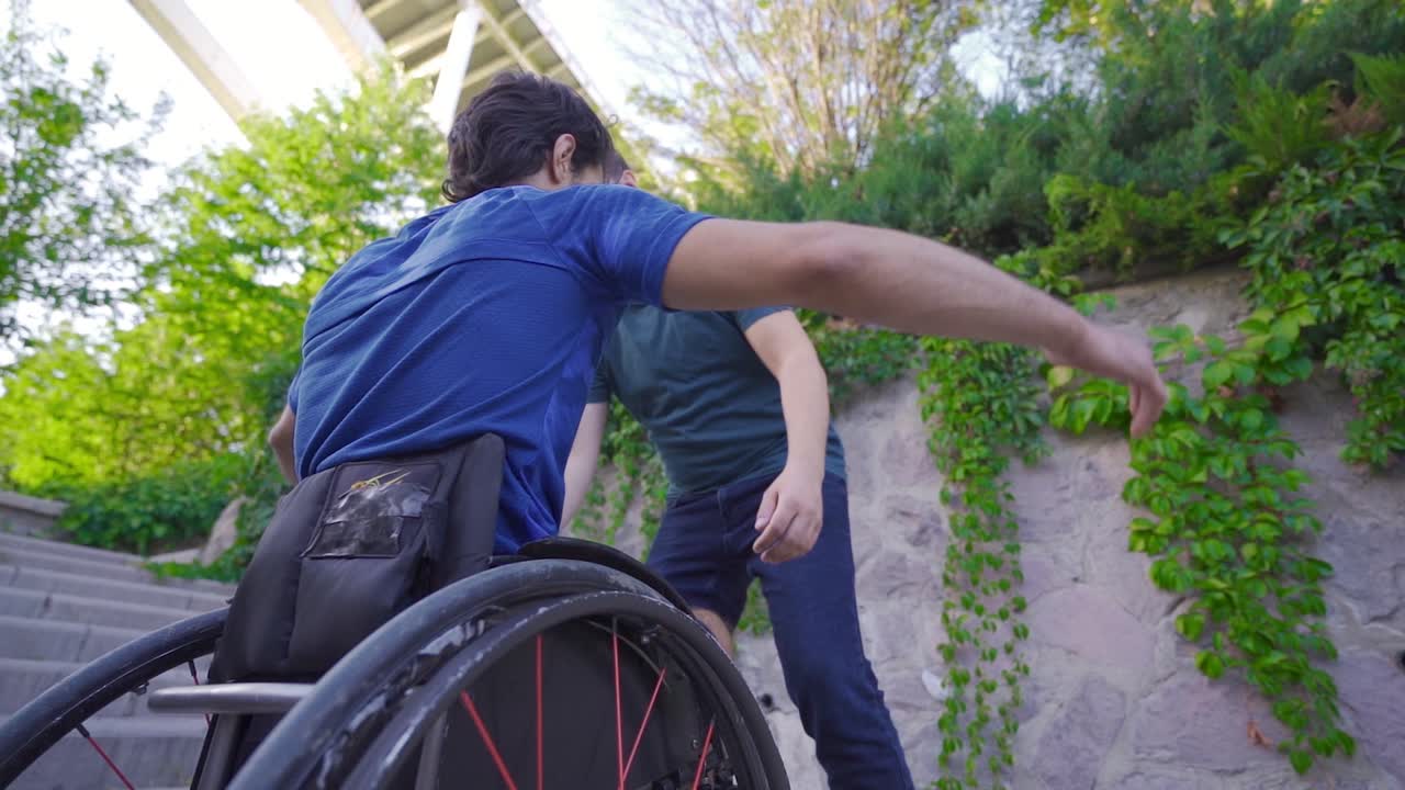 abrazo. el amigo que abraza al joven con una discapacidad física.