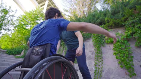 abrazo. el amigo que abraza al joven con una discapacidad física.