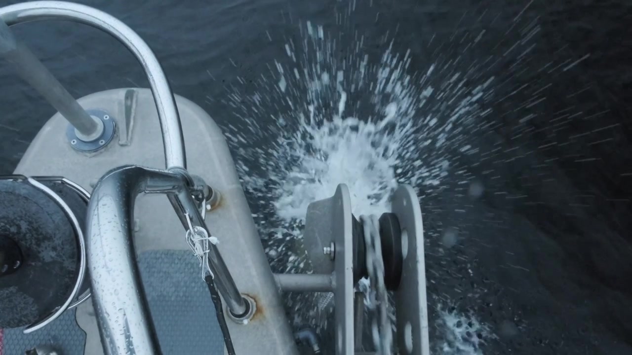 Yate fondeando en una bahía protegida.