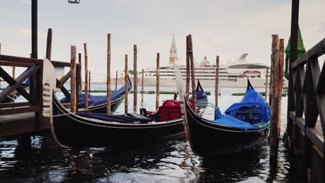 Ocean-Liner-Disturbs-Venetian-Gondolas