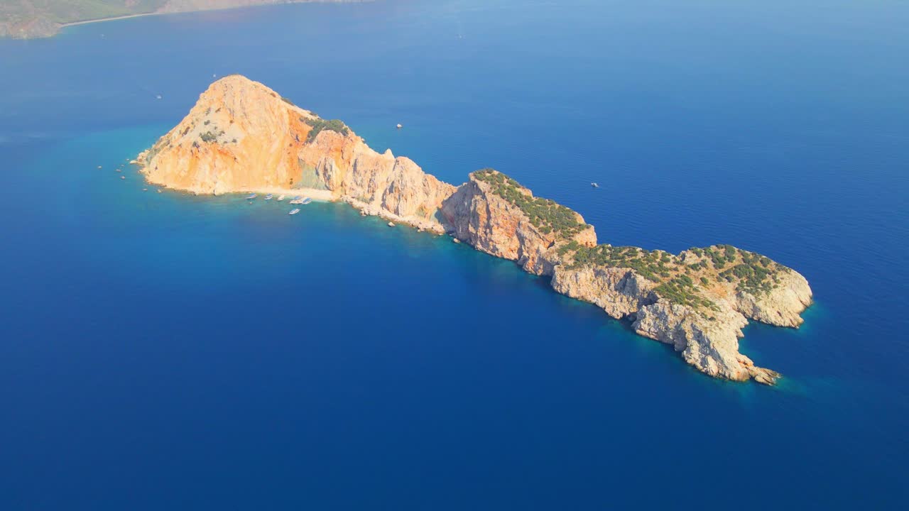 Veduta aerea in 4K con drone dell'isola di Suluada nel Mare di Adrasan, Antalya – Turchia