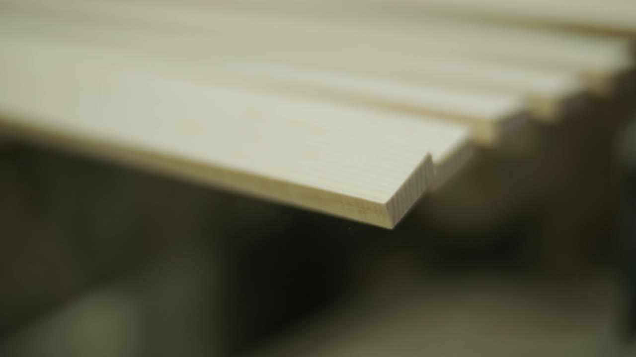 Detailní záběr dřevěných prken s cinkovými spoji