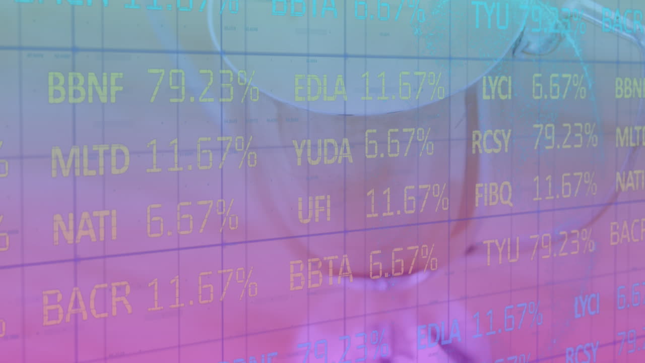 컵의 클로즈업에 대한 주식 시장 데이터 처리의 애니메이션