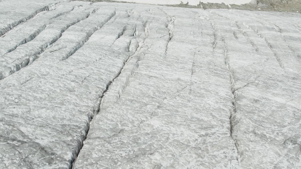 saas fee 스위스에서 빙하를 드러내는 스키 리프트 위의 가까운 공중 비행