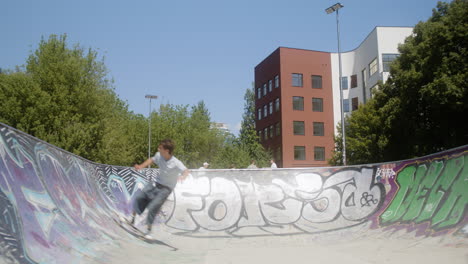 kaukasischer junge skateboardet im park.