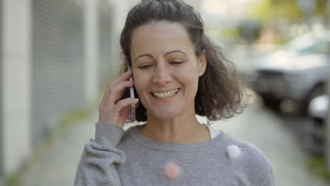 Nahaufnahme-Einer-Lächelnden-Reifen-Frau,-Die-Auf-Dem-Smartphone-Spricht.