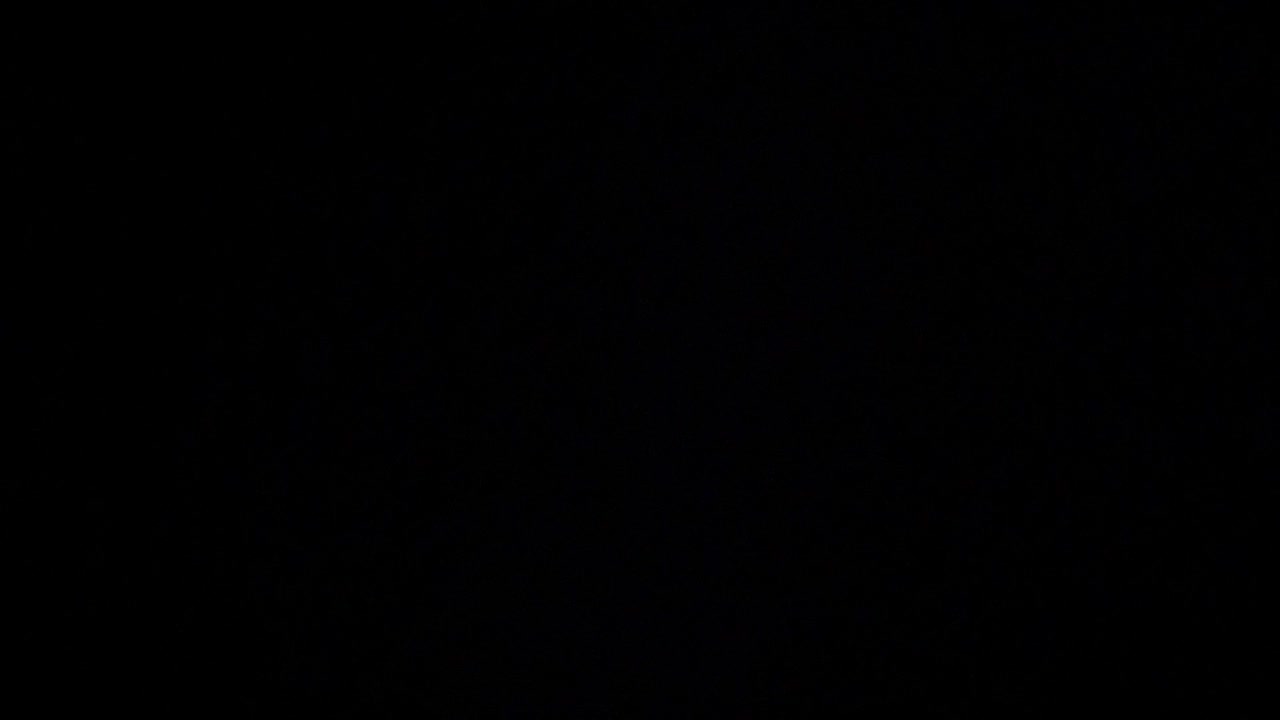 аргентинские купюры разных номиналов падают в замедленном режиме на черном фоне