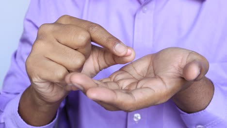 Young-man-hand-hand-pick-a-single-medicine