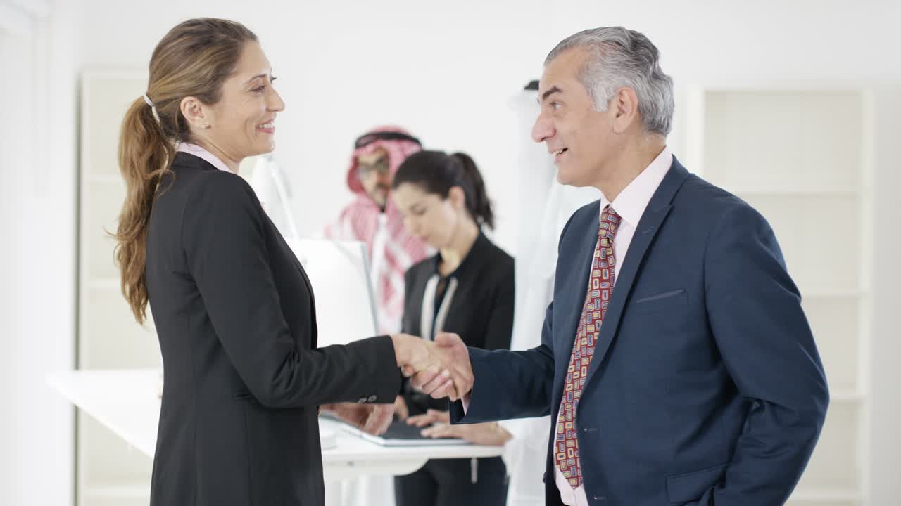 hombres de negocios árabes de oriente medio