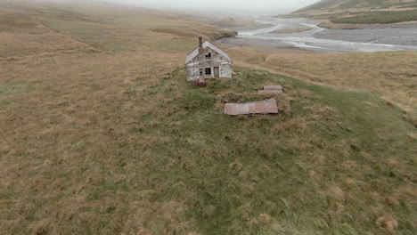 incline hacia arriba la vista de la casa abandonada, islandia.