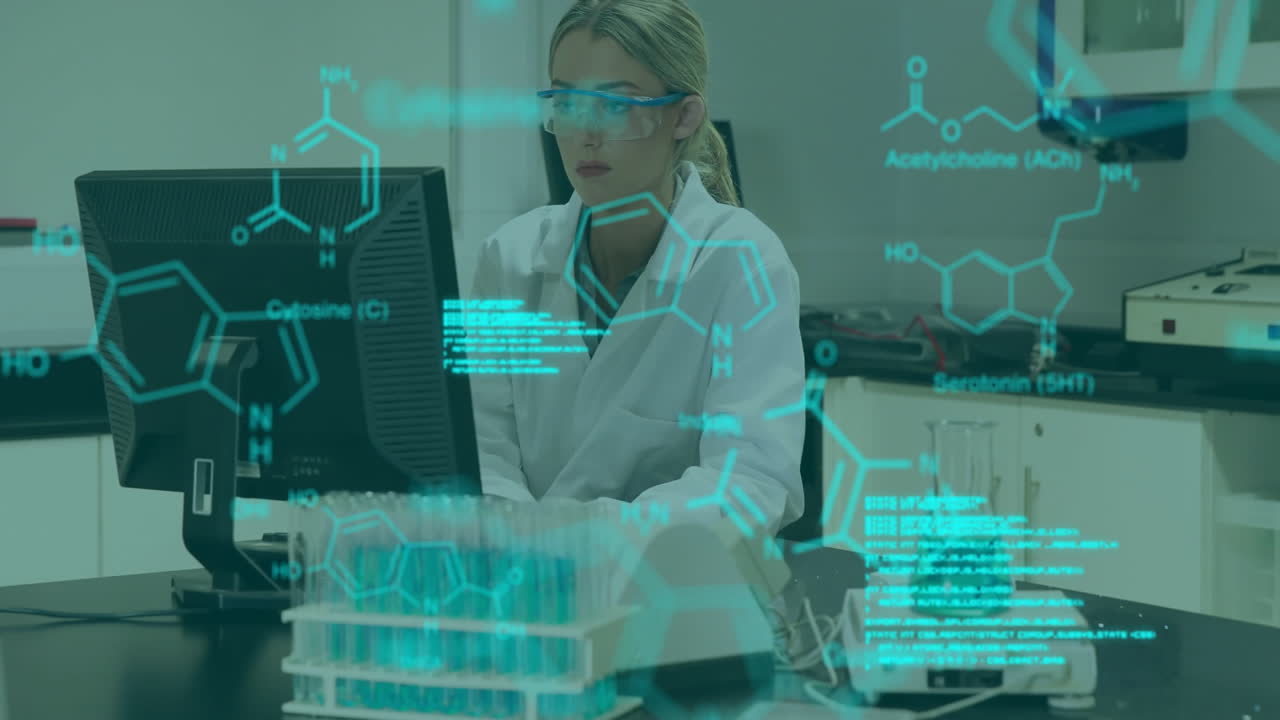 animación de procesamiento de datos y fórmula química sobre científica caucásica usando computadora