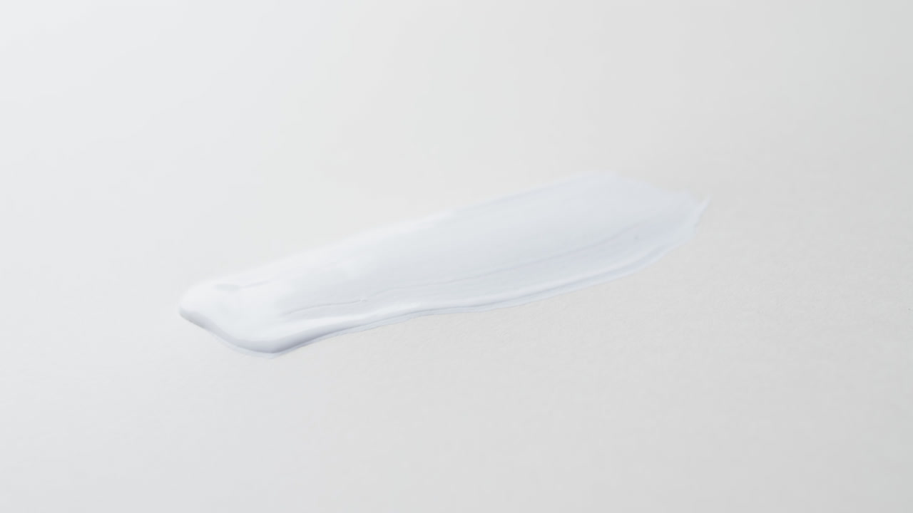 백색 배경 에 있는  ⁇ 색 페인트 스트라이프 의 클로즈업, 복사 공간, 슬로우 모션