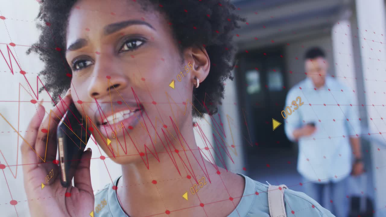 animación del procesamiento de datos financieros sobre una mujer de negocios afroamericana hablando por teléfono inteligente
