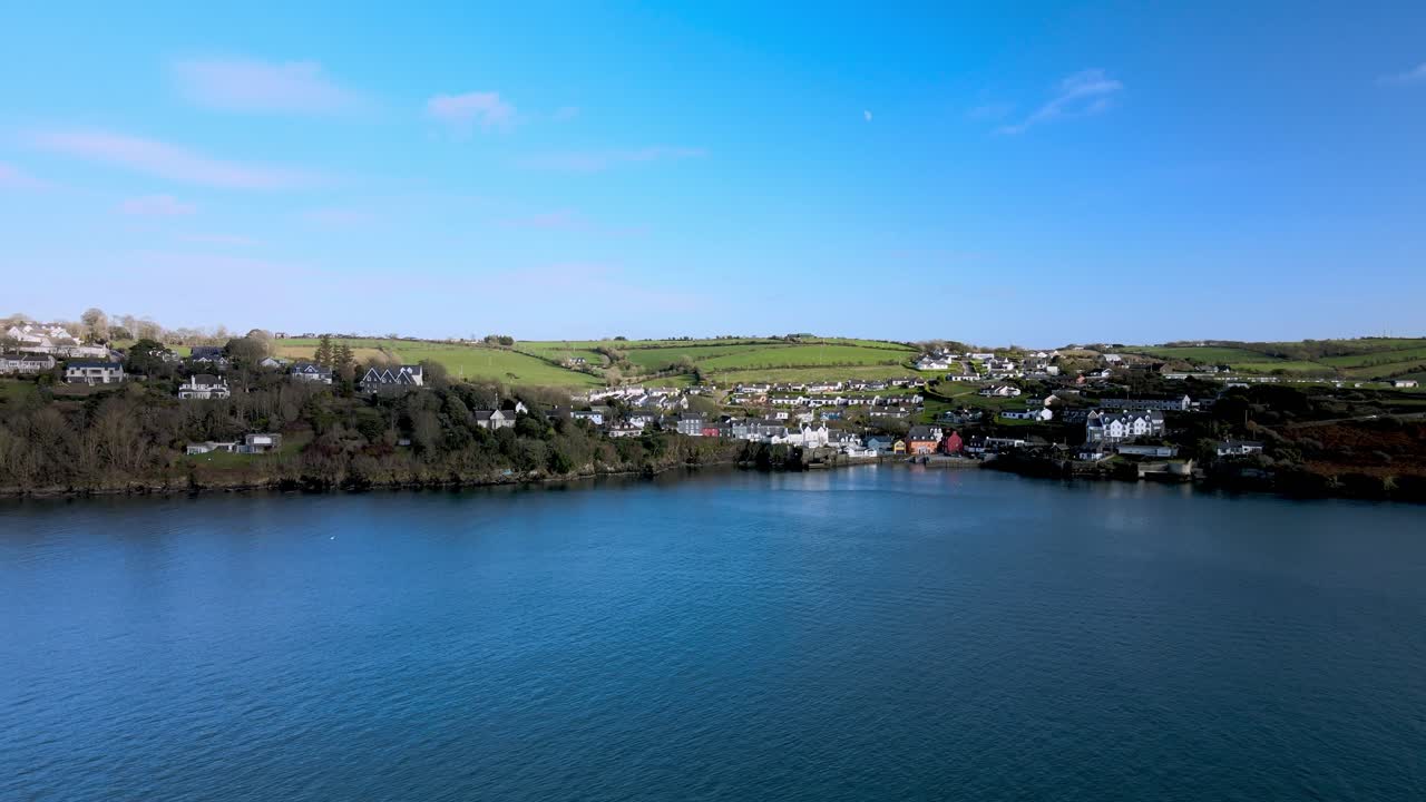 volando hacia atrás, un amplio panorama aéreo sobre el pueblo de summercove en kinsale, co
