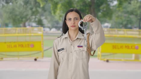 oficial de policía indio posando con esposas
