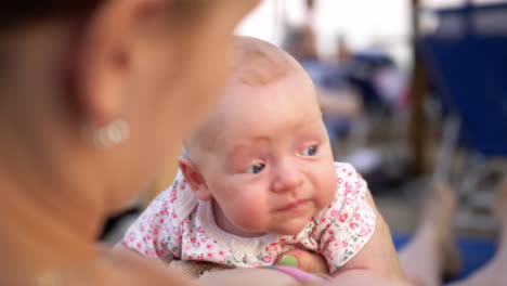 madre con la hija bebé al aire libre