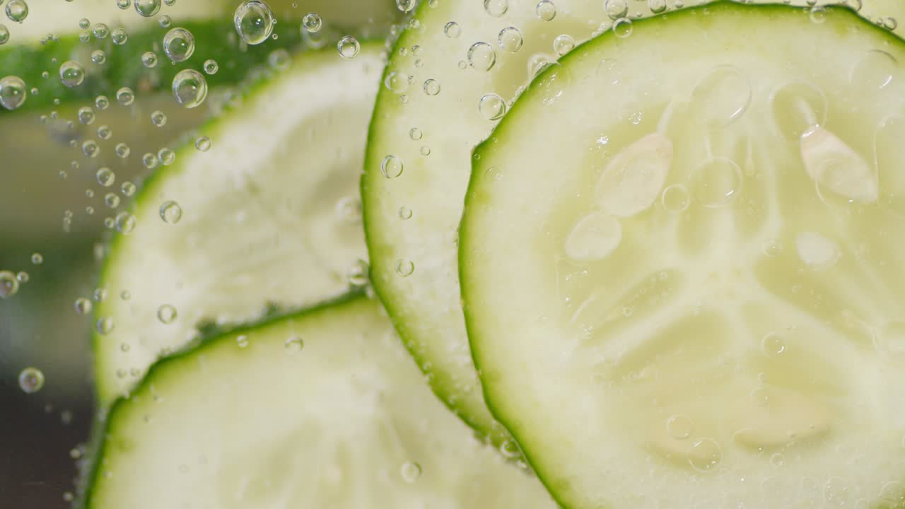 공기 거품으로 물에 넣은 호박 조각.