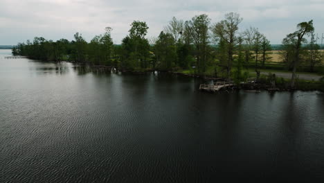 Parque-Estatal-Del-Lago-Reelfoot-Con-Exuberante-Vegetación-Y-Aguas-Tranquilas,-Vista-Aérea