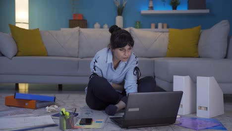trabajadora de oficina en casa, mujer fría, sintiendo frío.