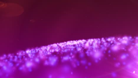 el polvo de estrellas púrpura y brillante volando
