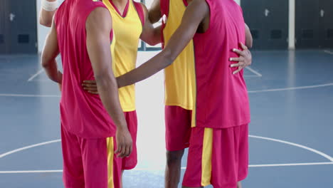 diversos jugadores de baloncesto elaboran estrategias en la cancha.