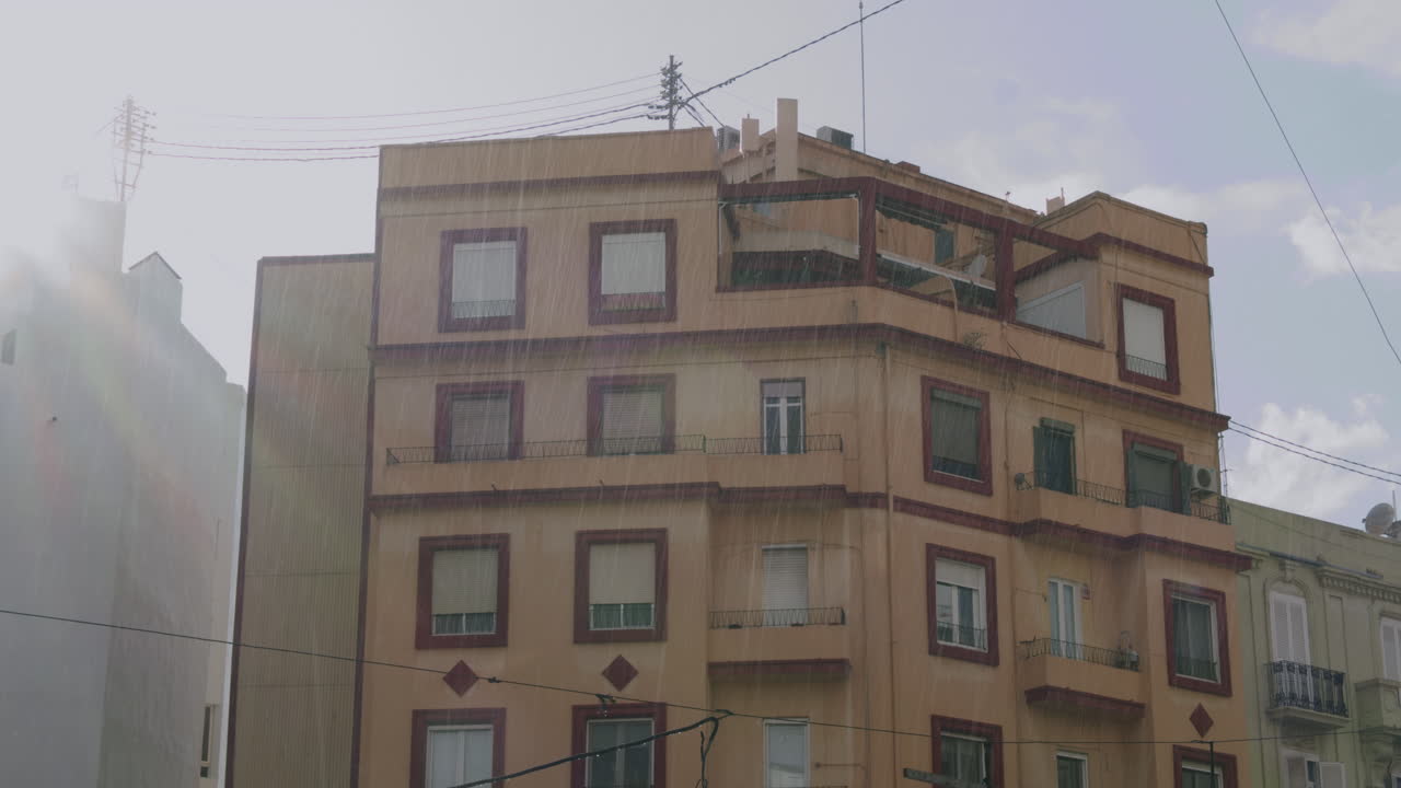 도시에서 회색 비가 오는 날