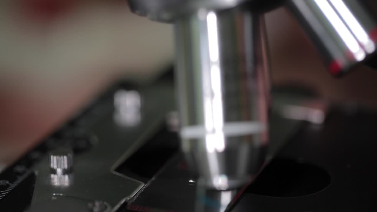 vista de cerca de una lente objetiva del microscopio