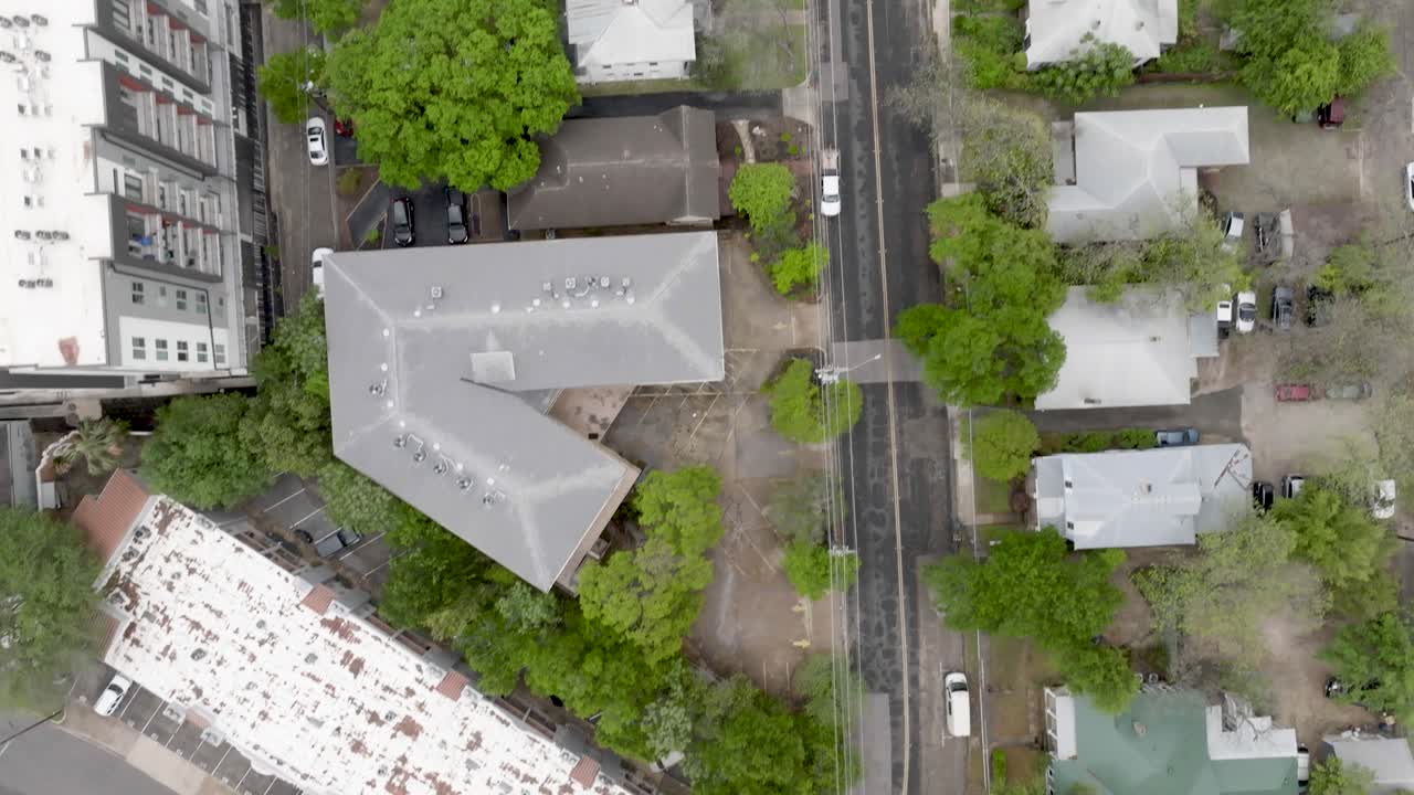 austin, barrio de texas con video de drones mirando hacia abajo y moviéndose hacia adelante