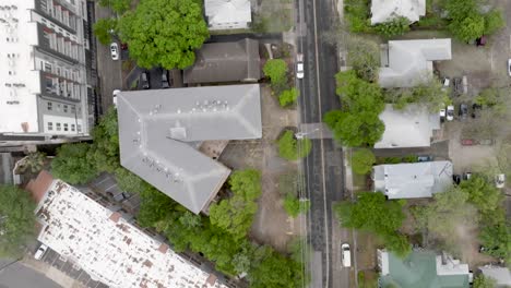 Austin,-Barrio-De-Texas-Con-Video-De-Drones-Mirando-Hacia-Abajo-Y-Avanzando