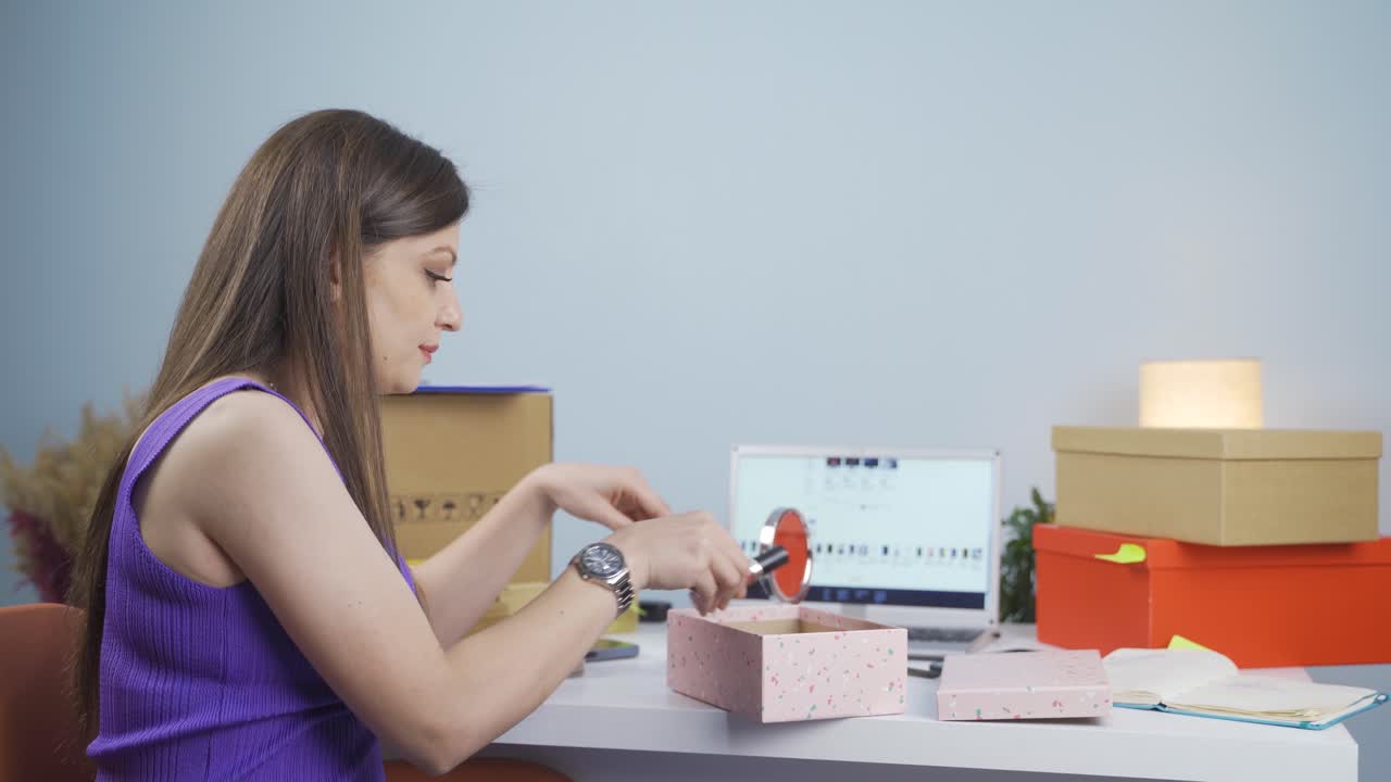 empresaria empaquetando sus productos para la venta. comercio electrónico.