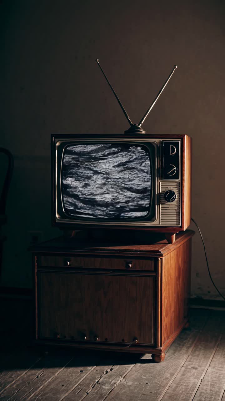 TV vintage con effetto statico sullo schermo, foto scattata da un angolo basso