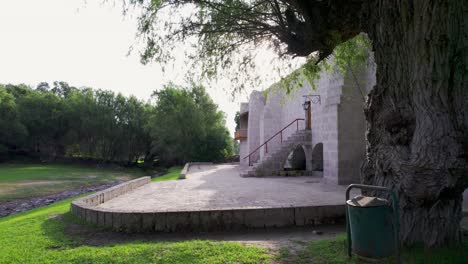 Descubre-La-Grandeza-De-Los-Molinos-De-Sabandía-Desde-Su-Estructura,-Rodeado-De-Naturaleza-Y-Serenidad