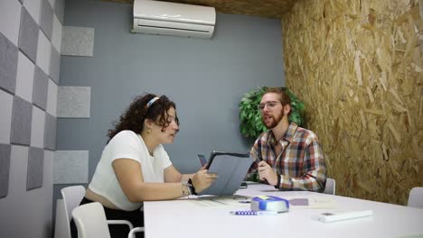 Colleagues-working-on-project-using-gadgets