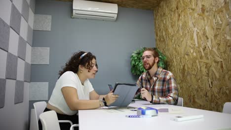 colegas que trabajan en un proyecto utilizando aparatos