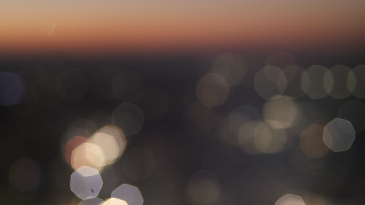 해가 지는 동안의 비중이 떨어지는 교통 - 도시 풍경 흐릿한 보케 개념 영상