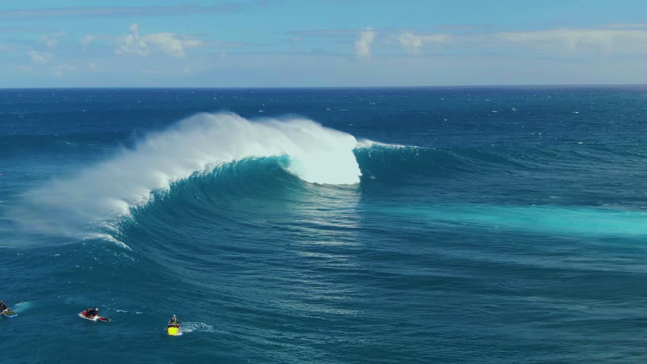 White wave rolling over blue turquoise calm water of shallow lagoon near shoreline of tropical island in Hawaii