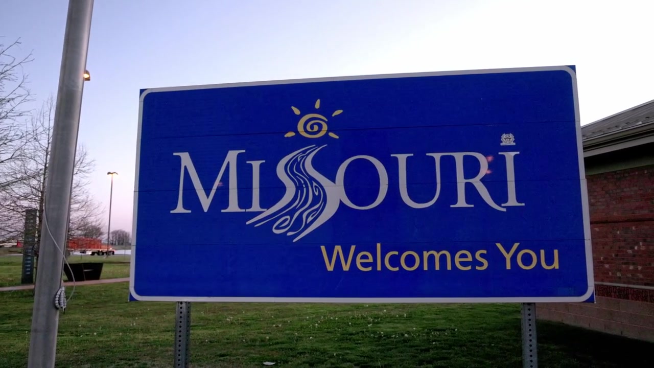 Cartello "Benvenuti in Missouri" con video in panoramica da sinistra a destra.