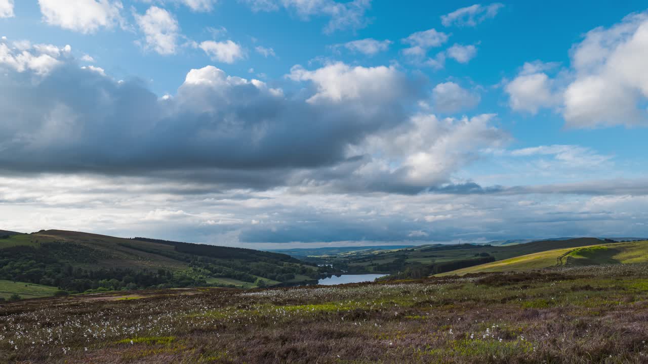tomada de timelapse de las praderas verdes que rodean el embalse de errwood en el valle de goyt, buxton, reino unido en un día nublado