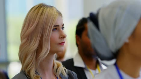 mujer de negocios caucásica asistiendo a un seminario de negocios 4k