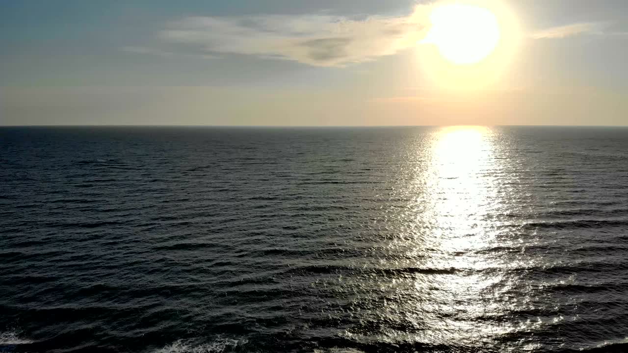 바다 위의 해가 뜨는 것.