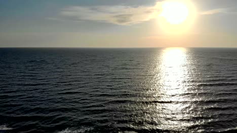 el amanecer sobre el océano.