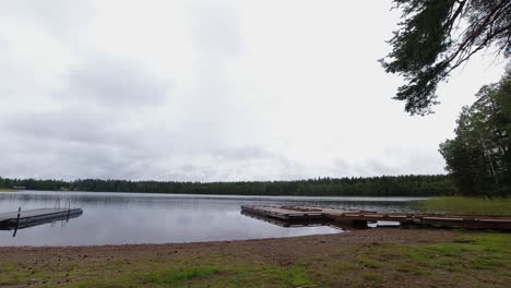 Der-Ruhige-Waldsee-Legt-An,-Während-Bedeckte-Wolken-Langsam-über-Ihn-Hinwegziehen