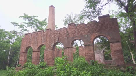 la fábrica de nilakuti o índigo construida durante el dominio británico hoy se encuentra en un estado en ruinas y abandonado en el bosque