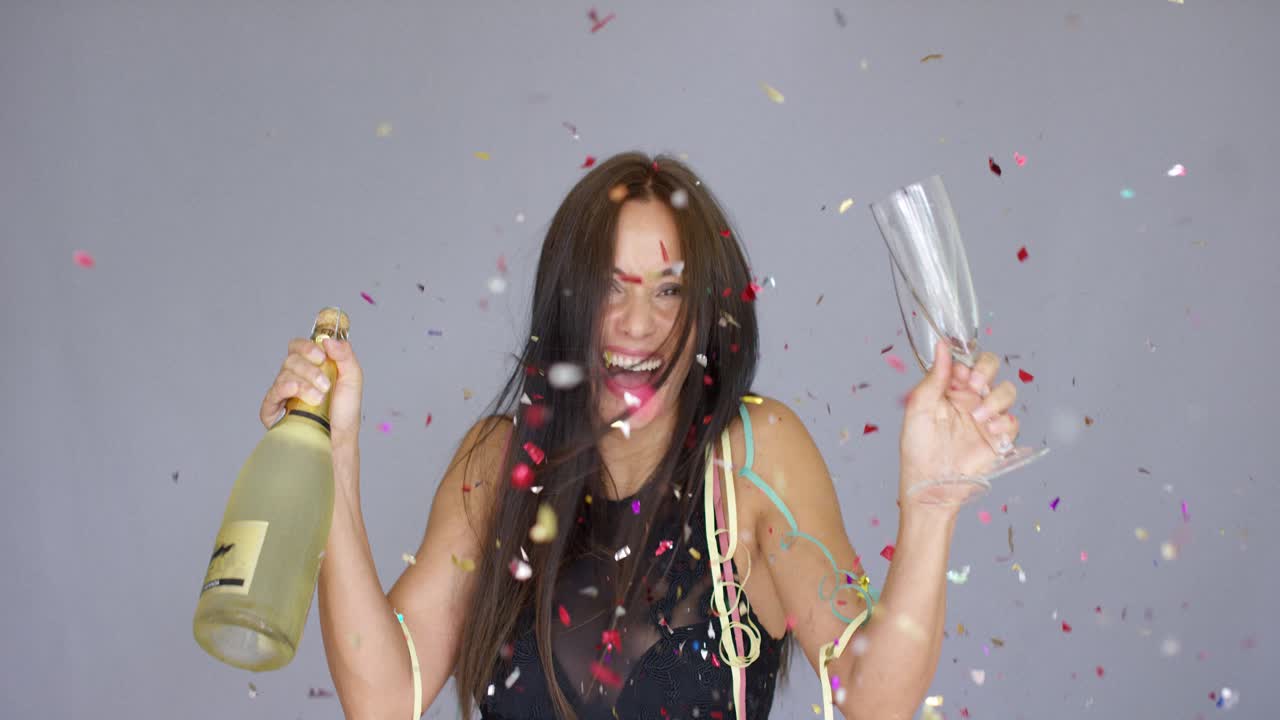 Donna vivace e sorridente che festeggia il Capodanno