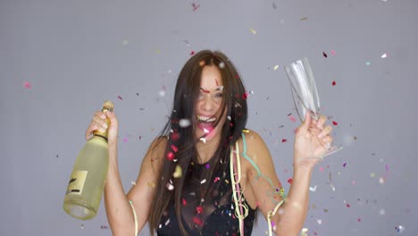 una mujer viva y riendo celebrando el año nuevo