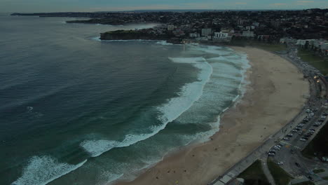 Toma-Nocturna-De-Drones-De-La-Playa-De-Bondi-Al-Atardecer