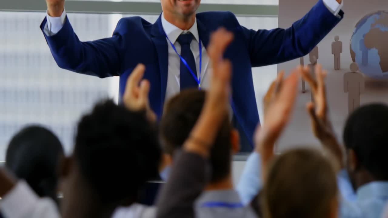 hombre de negocios celebrando su éxito en el seminario de negocios 4k