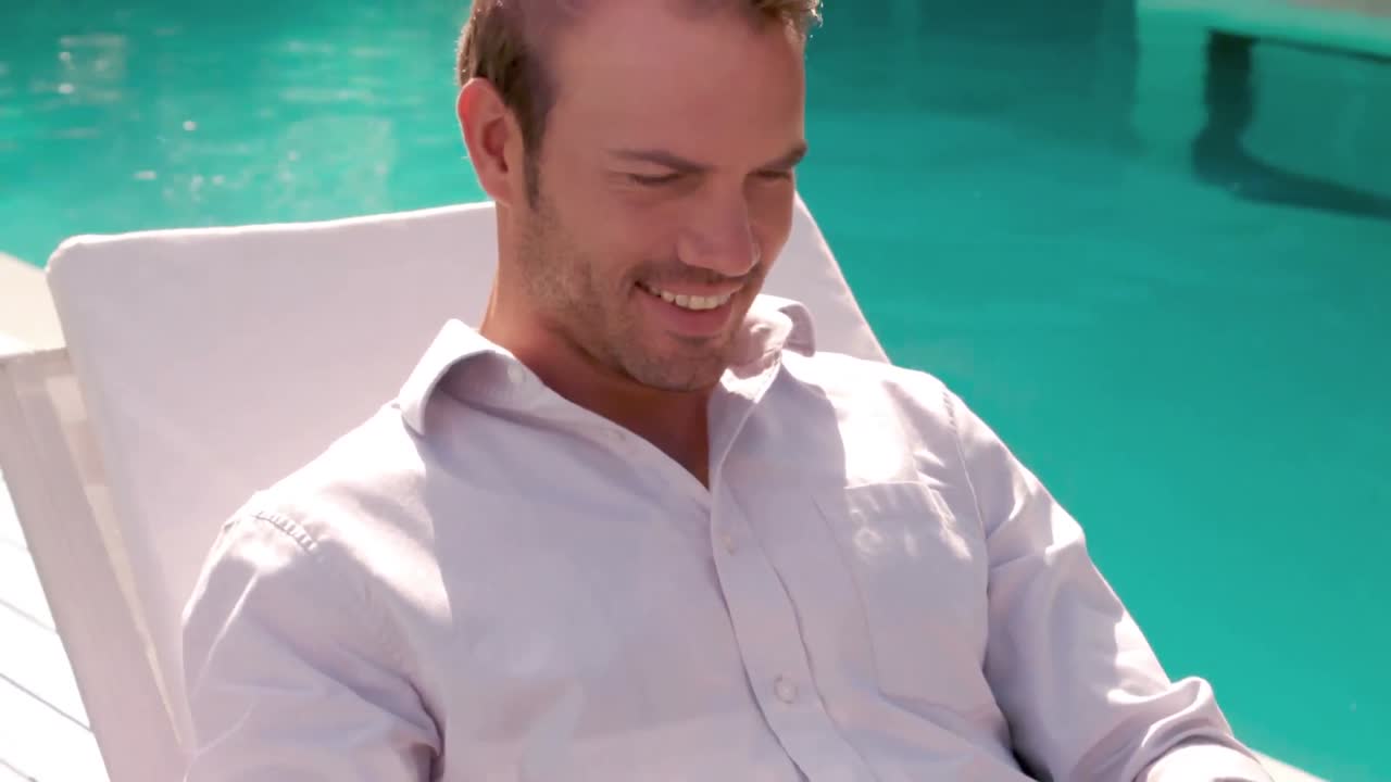 hombre usando computadora portátil en el jardín