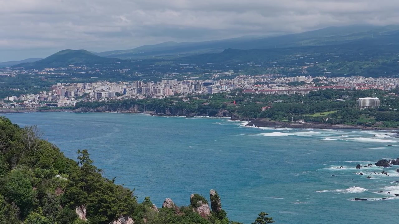 Ripresa orizzontale che avanza con orientamento a sinistra sulla costa di Socheonji, Isola di Jeju, Corea del Sud.