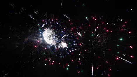 largo tiempo bucle sin fisuras de verdadero abstracto colorido espectáculo de fuegos artificiales festival en el cielo de fondo negro durante el día festivo nacional, fiesta de año nuevo 2022